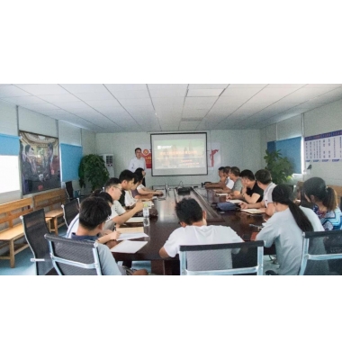 刘群律师为我公司全体员工作“建设工程法律热点难点分析”讲座