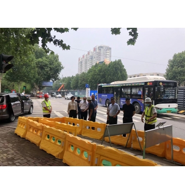 市城管局领导视察“2022年排水设施提升、积水点改造工程”施工现场